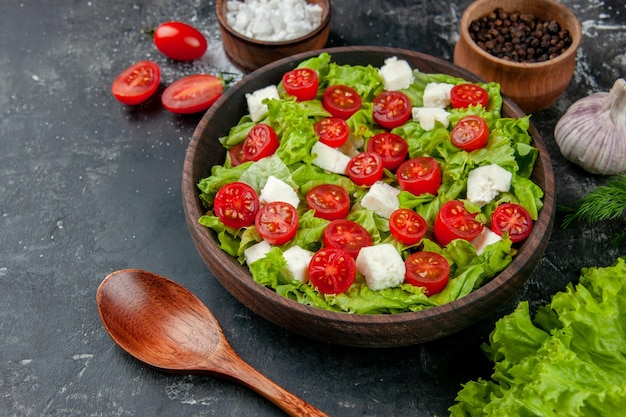 Vorderansicht Gemüsesalat mit geschnittenen Käsetomaten und Gewürzen auf grauem Hintergrund Essen Mahlzeit Mittagessen Gesundheit Farbdiät