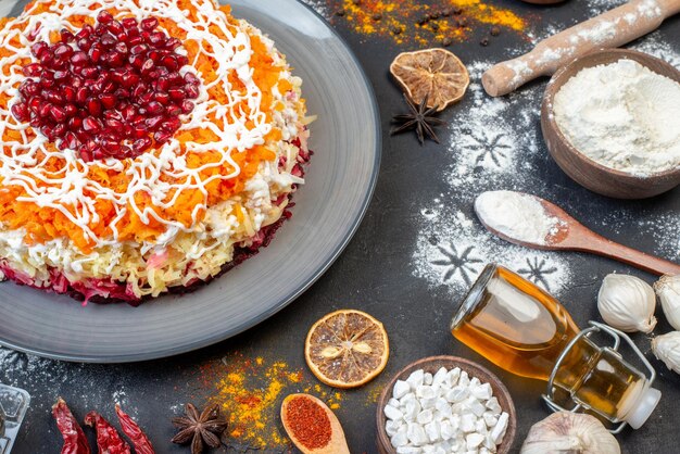 Kostenloses Foto vorderansicht gemüsesalat mit granatäpfeln und verschiedenen zutaten auf dunklem hintergrund mittagessen farbe mahlzeit foto neujahr snack urlaub salat