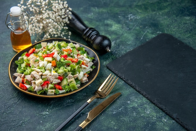 Vorderansicht Gemüsesalat mit Käse auf dunkler Oberfläche Restaurant Mahlzeit Farbe Gesundheit Mittagessen Diät Essen frische Küche