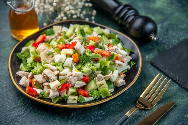 Vorderansicht Gemüsesalat mit Käse auf dunkler Oberfläche Restaurant Mahlzeit Farbe Mittagessen Diät Essen frische Küche