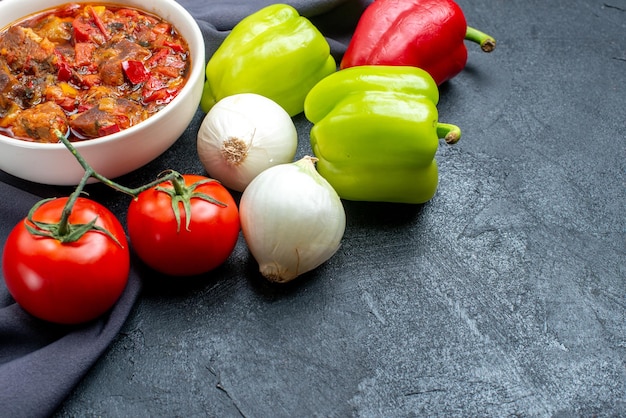 Vorderansicht Gemüsesuppe mit frischem Gemüse auf Grauraum