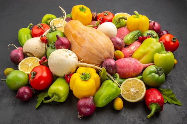 Vorderansicht Gemüsezusammensetzung frisches Gemüse mit Kürbis auf dunkler gesunder Lebenspflanze reife Farbdiätnahrungsmittelsalatfrucht