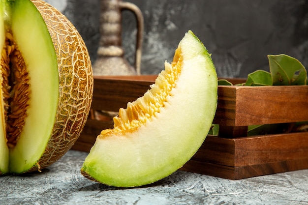 Vorderansicht geschnittene frische Melone auf einem dunklen hellen Hintergrund süße Frucht Sommer mild