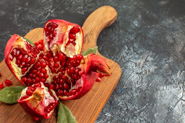 Vorderansicht geschnittene Granatäpfel frische rote Früchte auf hellem Boden Obst rot frisch