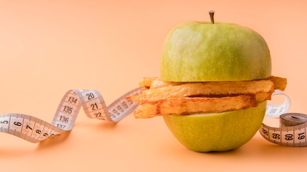 Vorderansicht geschnittener Apfel mit Pommes