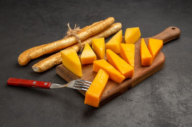 Vorderansicht geschnittener Frischkäse mit Brötchen auf dunklen Foto-Snack-Mahlzeit-Frühstückschips