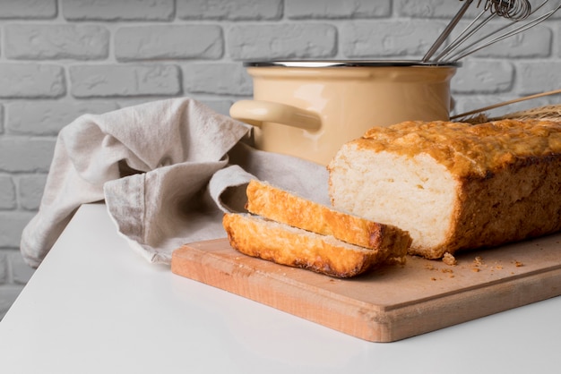 Kostenloses Foto vorderansicht geschnittenes bananenbrot