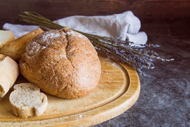 Vorderansicht geschnittenes Brötchen auf Schneidebrett