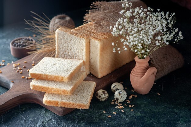 Vorderansicht geschnittenes Brot auf dunkelblauem Hintergrund Brötchenteigbäckerei Teemorgenlaib Essen Frühstück