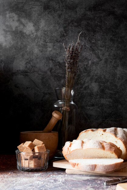 Vorderansicht geschnittenes Brot mit braunen Zuckerwürfeln