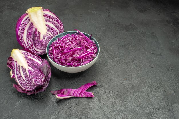 Vorderansicht geschnittenes frisches Gemüse des Rotkohls auf der Gesundheitsdiät des dunklen Tisches reifen Salats