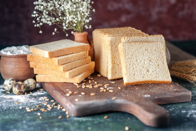 Vorderansicht geschnittenes Weißbrot auf dem dunklen Hintergrund Brötchenteig Bäckerei Tee Essen Frühstückslaib Morgengebäck