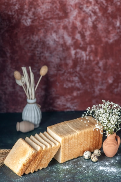 Vorderansicht geschnittenes Weißbrot auf dunklem Hintergrund Tee Frühstück Essen Kuchen Gebäck Brötchen Morgenbrot Bäckerei