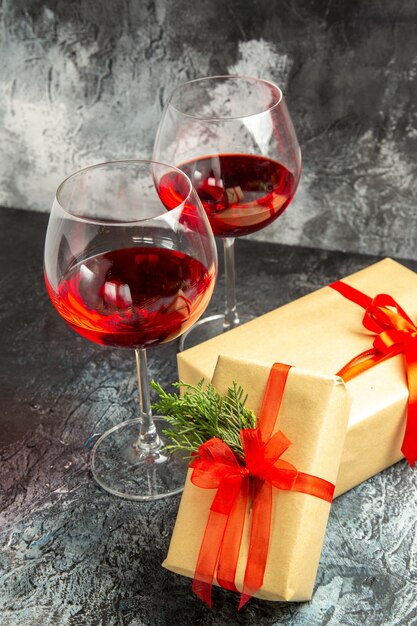 Vorderansicht Gläser Wein Weihnachtsgeschenke auf Dunkelheit