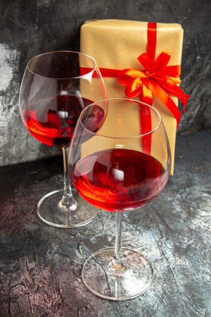Vorderansicht Gläser Weingeschenk auf dunklem Hintergrund