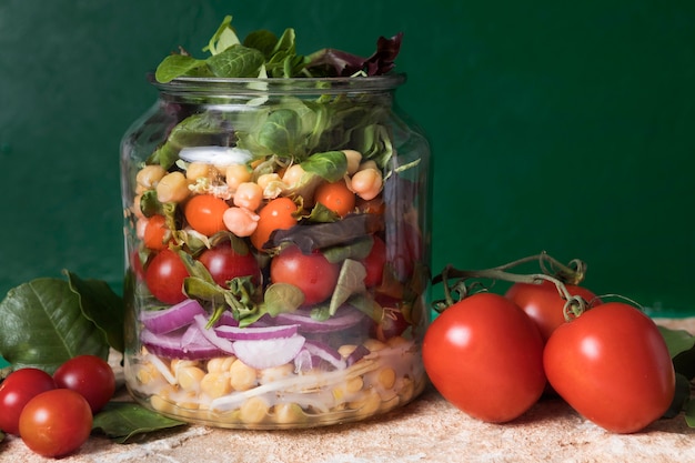 Vorderansicht Glas gefüllt mit verschiedenen Früchten und Gemüse