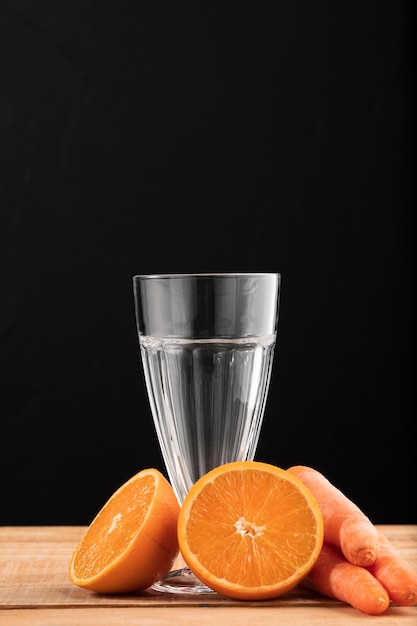 Vorderansicht Glas und Orangen