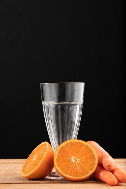 Vorderansicht Glas und Orangen