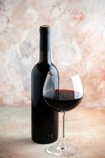 Vorderansicht Glas Wein mit Flasche auf hellem Hintergrund Alkohol trinken Bar Limonade Abendessen Foto Traubensaft Urlaub