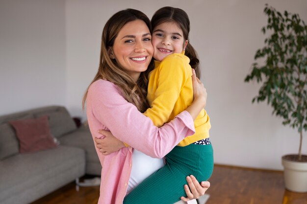 Vorderansicht glückliche eltern mit kind zu hause