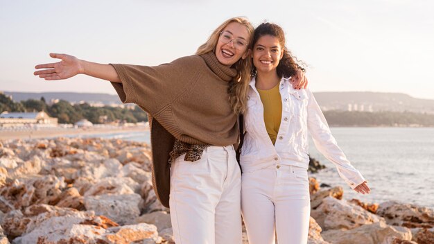 Vorderansicht glückliche Frauen am Meer