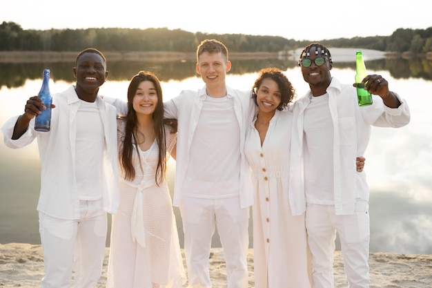 Vorderansicht glückliche Freunde am Strand