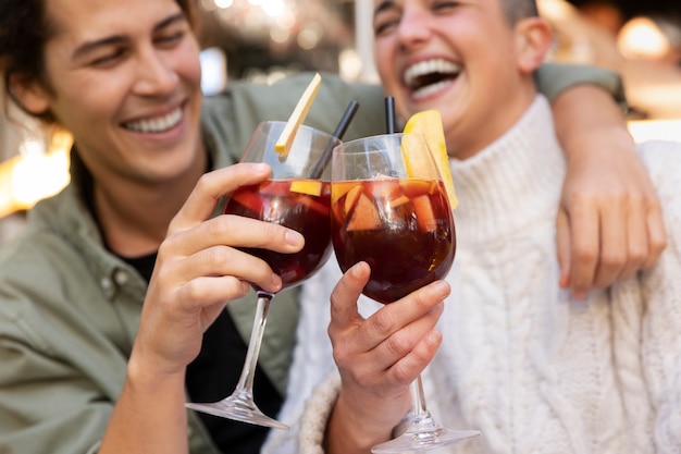 Kostenloses Foto vorderansicht glückliche menschen mit sangria