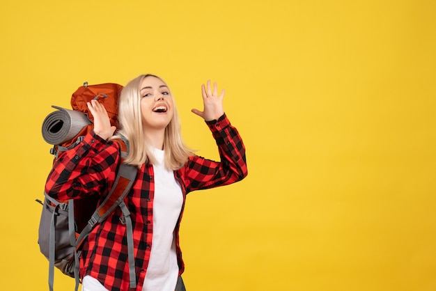 Vorderansicht glückliches blondes Mädchen mit ihrem Rucksack