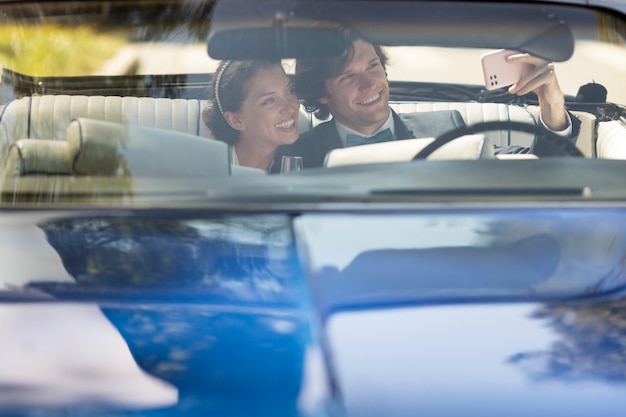 Vorderansicht glückliches Ehepaar im Auto