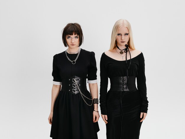 Vorderansicht-Gothic-Girls posieren im Studio