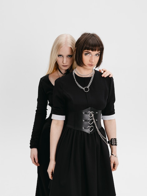 Vorderansicht-Gothic-Girls posieren im Studio