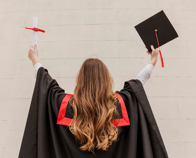 Vorderansicht graduiertes Mädchen mit Rücken