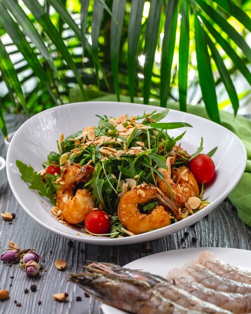 Vorderansicht grinst Salat mit Garnelen Nüssen Rucola und Kirschtomaten