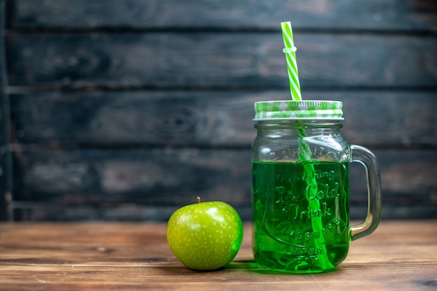 Vorderansicht grüner Apfelsaft in der Dose mit frischem grünem Apfel auf Holztisch trinken Foto Cocktailbar Fruchtfarbe