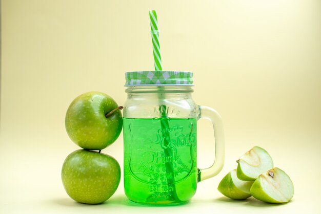 Vorderansicht grüner Apfelsaft in der Dose mit frischen Äpfeln auf einem weißen Fruchtcocktailfoto