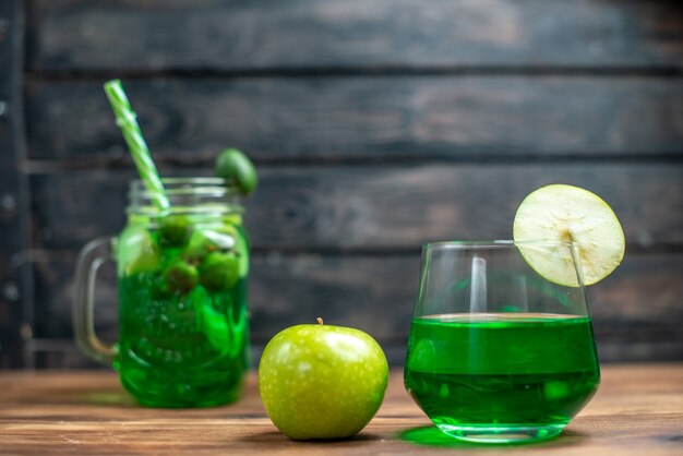 Vorderansicht grüner Feijoa-Saft mit grünem Apfel auf dunklem Fruchtfarbfoto-Cocktailgetränk