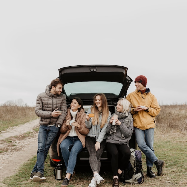 Vorderansicht Gruppe von Freunden auf Road Trip Pause