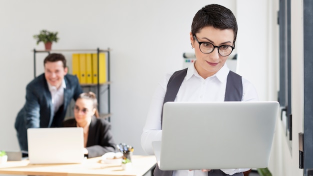 Vorderansicht Gruppe von Personen, die im Büro arbeiten