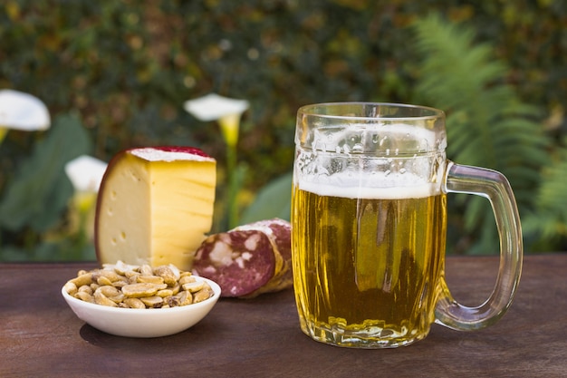 Vorderansicht halbes Liter mit Bier und Imbissen für Getränk