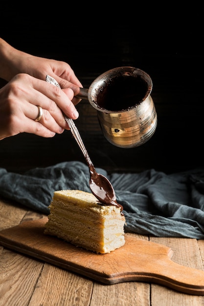 Vorderansicht Hand, der Kuchen mit geschmolzener Schokolade verziert