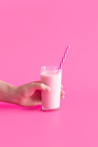 Vorderansicht Hand, die rosa Smoothie mit Kopierraum hält