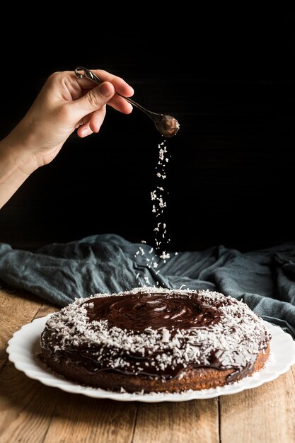 Vorderansicht Hand, die Schokoladenkuchen verziert