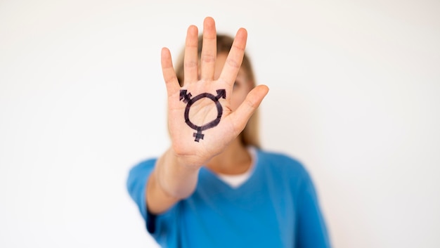 Vorderansicht Hand mit Transgender-Zeichen