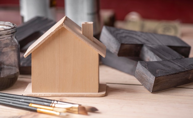 Kostenloses Foto vorderansicht hölzernes miniaturhaus