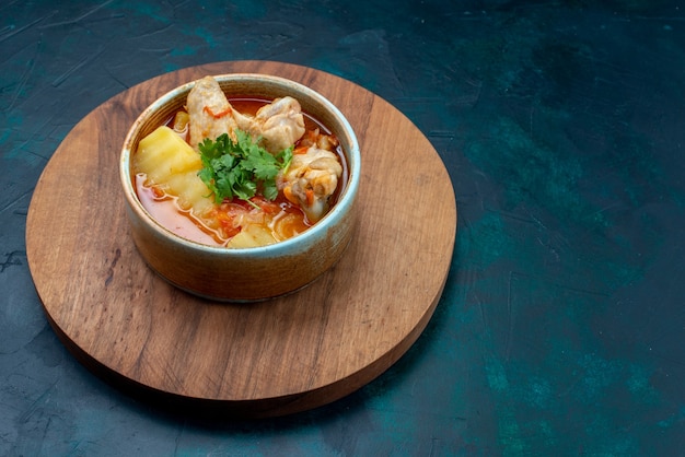 Vorderansicht Hühnersuppe mit Huhn und Grün innen auf dem dunkelblauen Hintergrundsuppe Fleischessen Abendessen Huhn