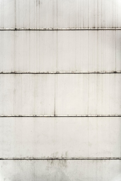 Vorderansicht im Freien weiße Wand mit horizontalen Linien