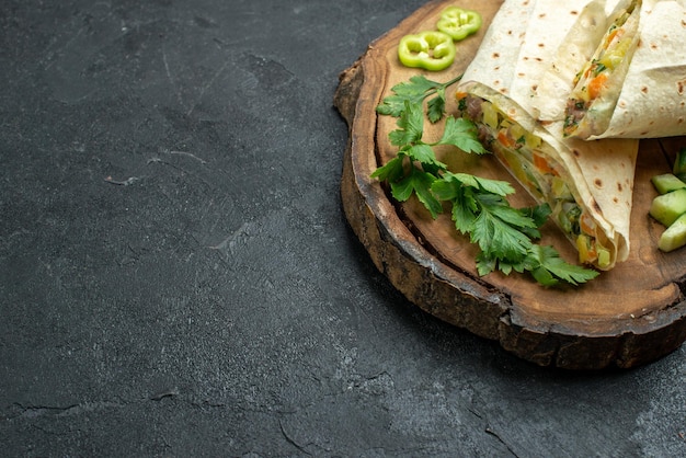 Vorderansicht in Scheiben geschnitten leckeres Shaurma-Salat-Sandwich auf grauem Schreibtisch Essen Salat Burger Sandwich Essen