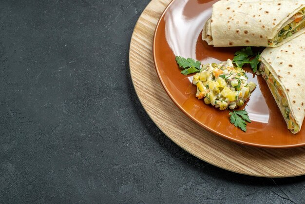 Vorderansicht in Scheiben geschnittenes shaurma leckeres Fleisch- und Salatsandwich auf grauem Burger-Sandwich-Brot-Fladenfleisch