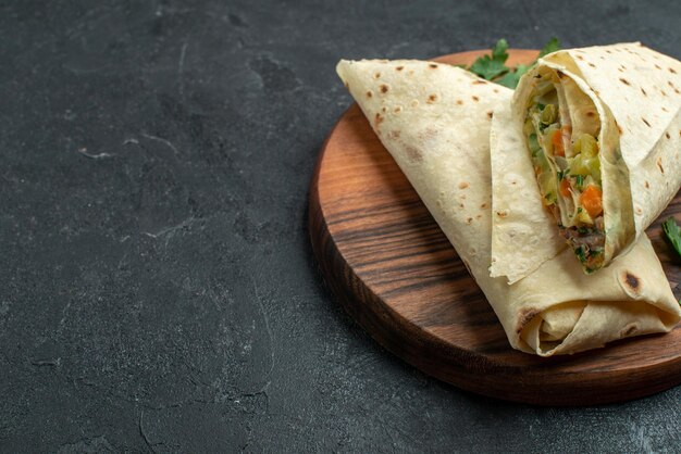 Vorderansicht in Scheiben geschnittenes Shaurma leckeres Salatsandwich auf grauem Burger-Pita-Sandwich-Salatbrot