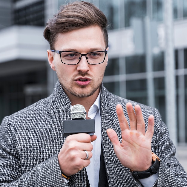 Vorderansicht Journalist Mann